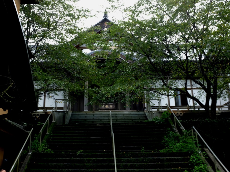 Haikyo temple hidden in the hills - Closed down due to scam operations, it has an otherworldly feel.